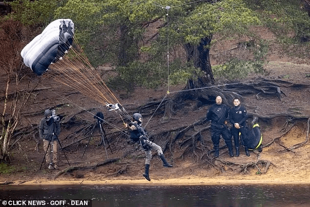 image Sophie Turner surge como Lara Croft no set de Tomb Raider!